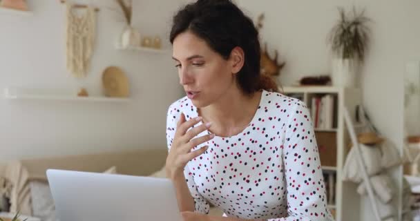 Γυναίκα μιλάει με φίλο από απόσταση χρησιμοποιώντας το laptop και την εφαρμογή videocall — Αρχείο Βίντεο