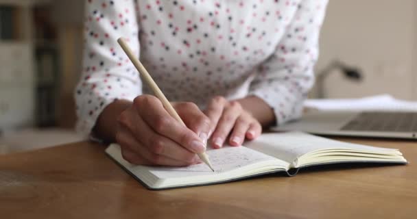 Primo piano vista donna scrittura di informazioni importanti in organizzatore personale — Video Stock