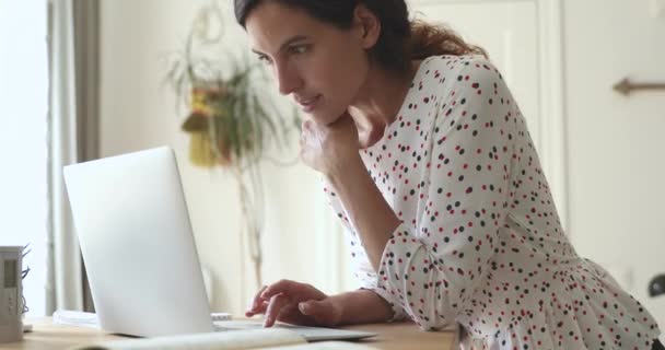 Attrayant concentré femme d'affaires faire du télétravail à domicile textos sur ordinateur portable — Video