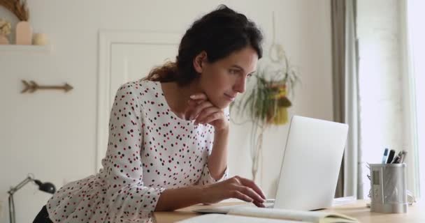 Žena dělat teledojíždění práci z domova pomocí přenosného notebooku — Stock video