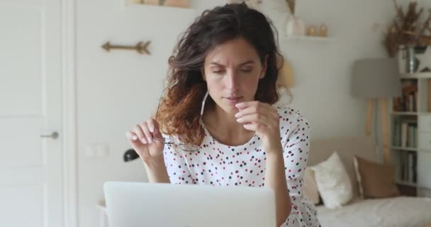 Vrouw neemt af bril masseren neus brug na laptop gebruik — Stockvideo