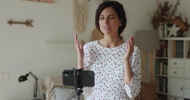 Vrouw opnemen video op smartphone induceren en motiveren internet auditieve — Stockvideo