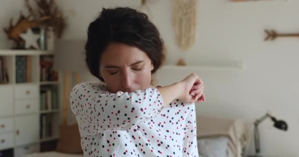 Нездоровая женщина закрывает рот рукой во время кашля — стоковое видео
