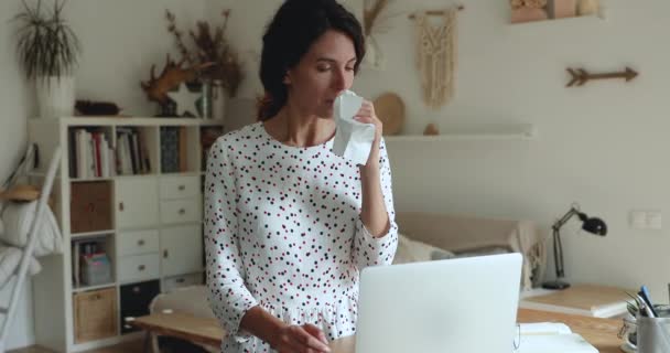 Nezdravá kýchající žena pracuje na počítači z domova — Stock video