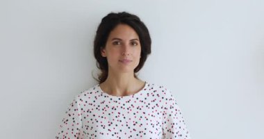 Nazik bir kadının, kalp şeklinde parmakları olan portresi.