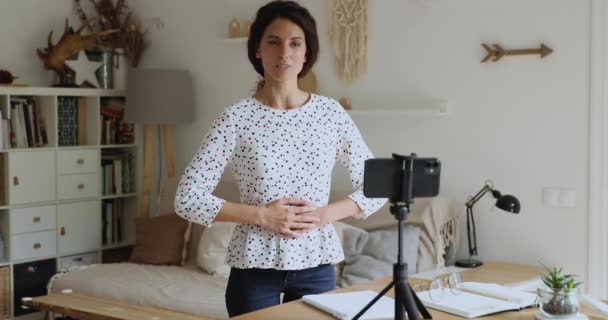 Yoga instructeur opnemen vlog op mobiele telefoon basis ademhalingstechnieken oefeningen — Stockvideo