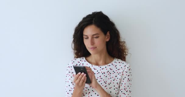 ヘッドショットの肖像画の女性は携帯電話で素晴らしいニュースを読む幸せな気分 — ストック動画