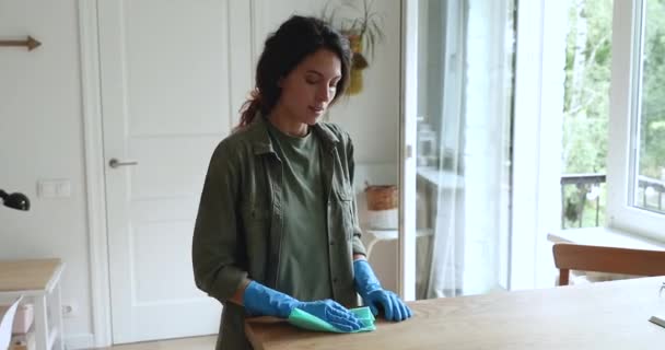 Empregada doméstica exausta se sente cansada e superaquecida enquanto limpa apartamento — Vídeo de Stock