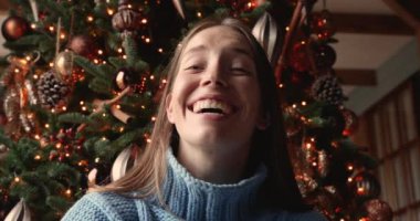 Webcam manzaralı mutlu kadın Noel arifesi video konferansına katılan akrabalarını tebrik ediyor