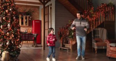Baba oğluyla dans ediyor Süslü evde Noel kutlaması yapıyor
