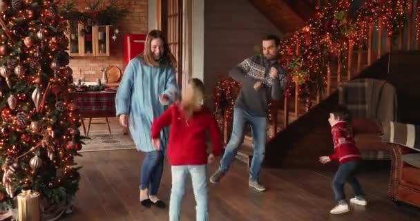 Küçük çocuklu mutlu aile Noel arifesini evde dans ederek kutluyor. — Stok video