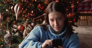 Kadınlar Noel arifesinde arkadaşlarıyla akıllı telefon konuşmaları yaparlar.