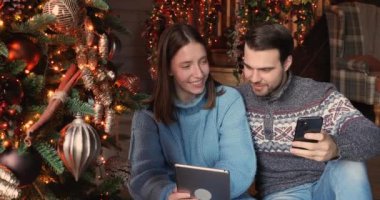 Çiftler kış tatillerini elektronik cihazlarla eğlenerek geçirirler.