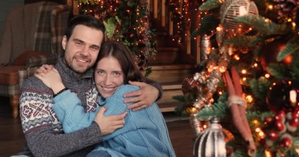 Birbirine aşık evli çiftler Noel 'i süslü evde kutluyorlar. — Stok video