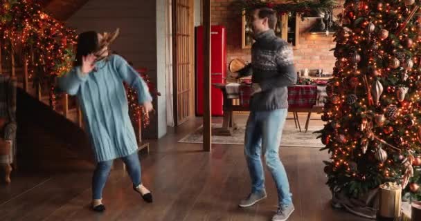 Pareja bailando en sala de estar decorada en Nochebuena — Vídeos de Stock