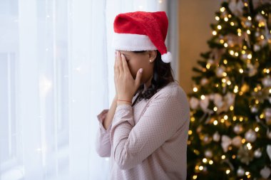 Melez bir kadın Noel arifesinde kendini yalnız hissediyor.
