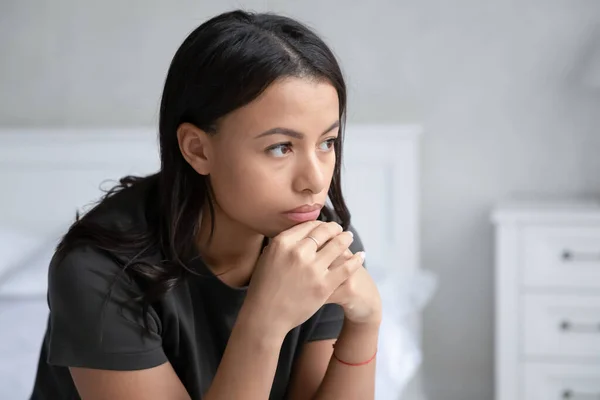 Pensivo biracial mulher olhar à distância pensando — Fotografia de Stock