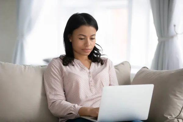 Africano mulher americana trabalhar no laptop em casa — Fotografia de Stock