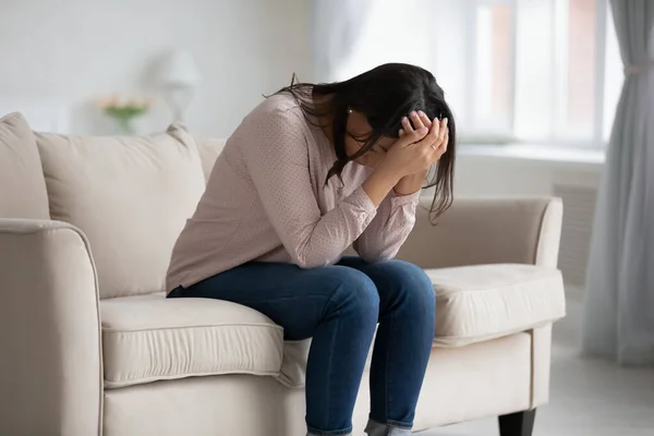 Расстроенная расовая женщина страдает от депрессии дома — стоковое фото