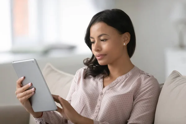 Afroameričanka používat moderní tablet gadget doma — Stock fotografie