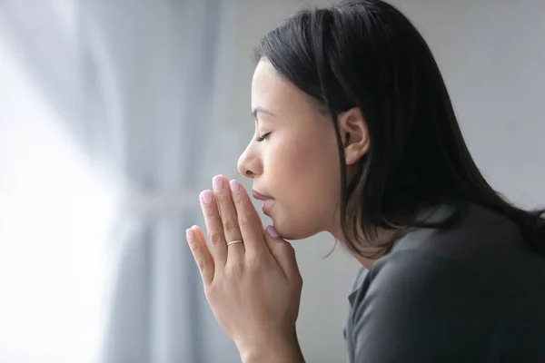 Religijna birasowa kobieta modli się do Boga w domu — Zdjęcie stockowe