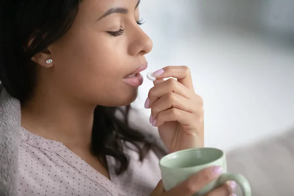 Mujer birracial malsana tomar pastillas que sufren de fiebre — Foto de Stock