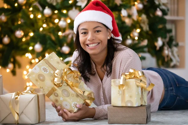 Portrait de femme biraciale souriante en chapeau de Père Noël rouge — Photo