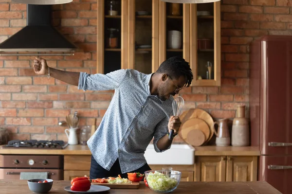 Glücklich biracial mann haben spaß cooking bei zuhause küche — Stockfoto