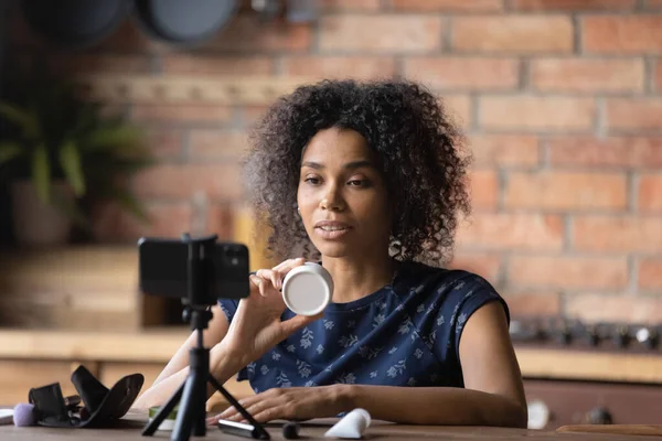 Afro-Amerikaanse vrouwelijke vlogger shoot blog op camera — Stockfoto