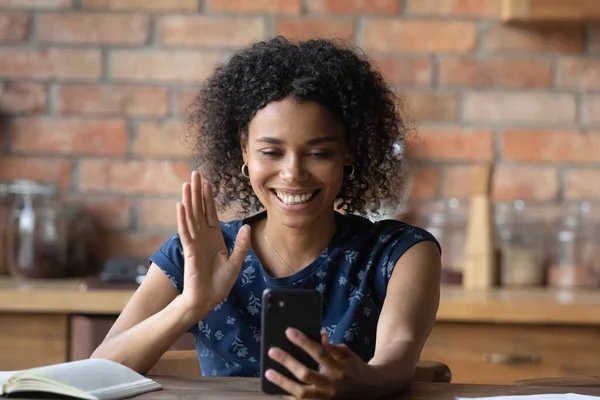 Usmívající se biracial žena mluvit na video hovor na mobil — Stock fotografie