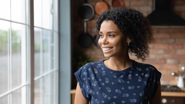 Glimlachende Afro-Amerikaanse vrouw kijken in afstand dromen — Stockfoto