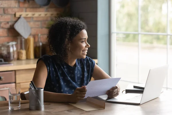 Glimlachende Afro-Amerikaanse vrouw krijgen positieve brief reactie — Stockfoto