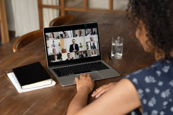 Rückansicht des Frauengesprächs auf Videotelefonie mit Kollegen — Stockfoto