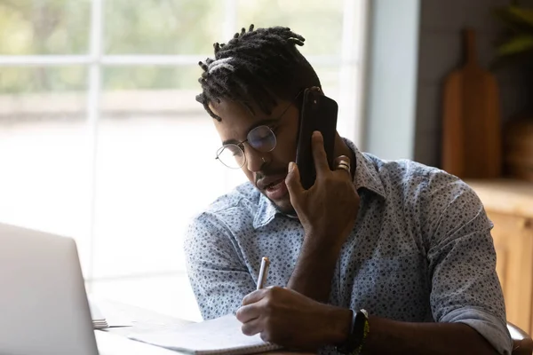 Afro-americano hombre de negocios multitarea con gadgets en casa —  Fotos de Stock