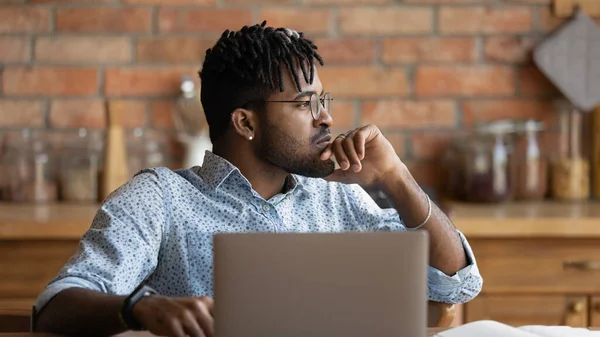 Hombre birracial pensativo mira en la planificación de pensamiento a distancia —  Fotos de Stock