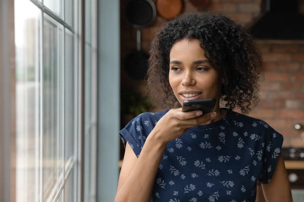 Femme afro-américaine enregistrer un message vocal sur smartphone — Photo