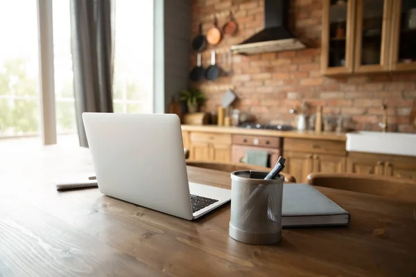 Leerer Arbeitsplatz mit Laptop im heimischen Küchenbüro — Stockfoto