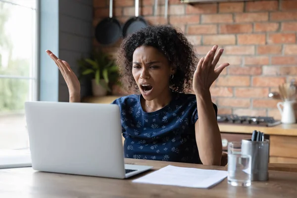 Enojada mujer afroamericana angustiada con problema de computadora — Foto de Stock