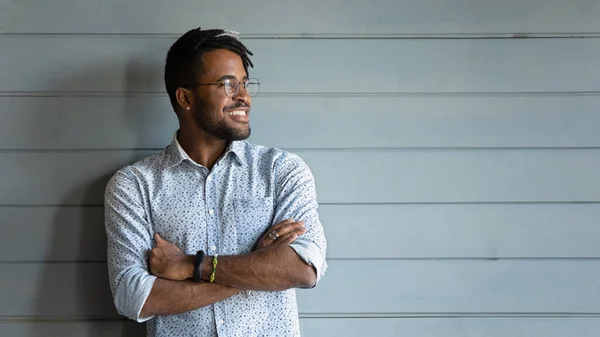 Leende biracial man titta i avstånd drömma planering — Stockfoto