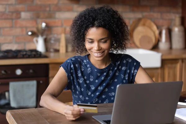 Sorridente donna afroamericana che paga online sul computer — Foto Stock