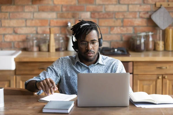 Afroamerykanin w słuchawki studiować online w domu — Zdjęcie stockowe