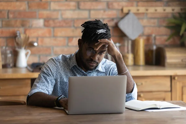 Uomo biraciale infelice stressato con problemi al computer portatile — Foto Stock