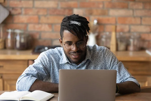 Afroamerikanska manliga student studie på bärbar dator — Stockfoto