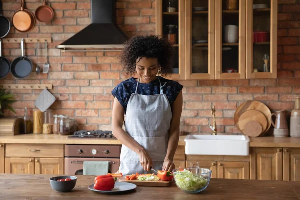 Sorrindo mulher birracial cozinhar prato saudável na cozinha — Fotografia de Stock