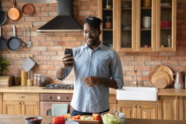 Evde yemek pişirirken videodaki çift ırklı adam sohbetin kutlu olsun.