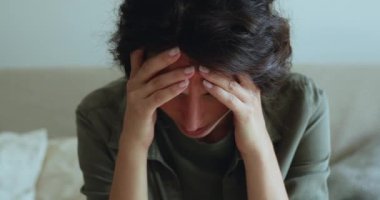 Kadının başı ellerde ölümcül bir hata yapmış. Çaresiz hissediyor.