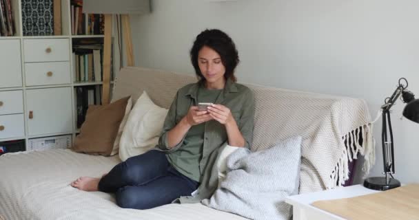 Jeune femme a reçu grand nouveau par sms célèbre le succès — Video