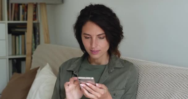 Mujer resto en sofá leer sms celebra victoria de la lotería — Vídeos de Stock