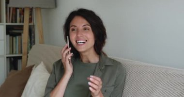 Akıllı telefonu olan çekici bir kadın uzun zamandır beklenen çağrıya cevap veriyor.