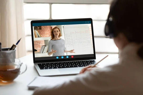 Achteraanzicht close-up vrouw met koptelefoon kijken webinar — Stockfoto